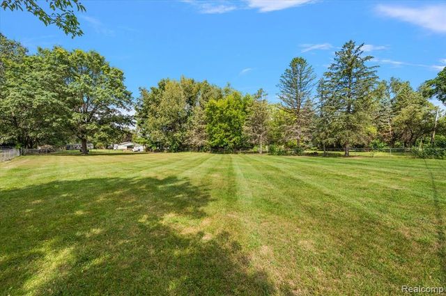 5011 Cecelia Ann Avenue, Clarkston, MI 48346