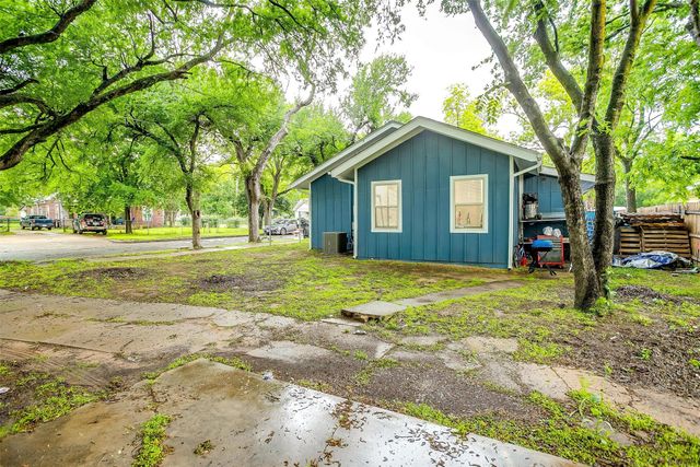 229 W Willingham Street, Cleburne, TX 76033