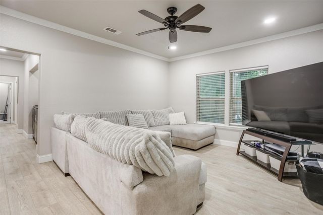 229 W Willingham Street, Cleburne, TX 76033