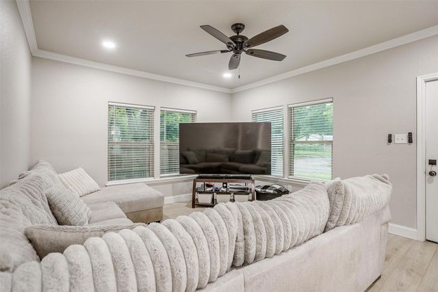 229 W Willingham Street, Cleburne, TX 76033