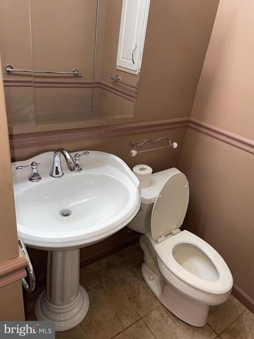 504 23RD PL NE, Washington, DC 20002