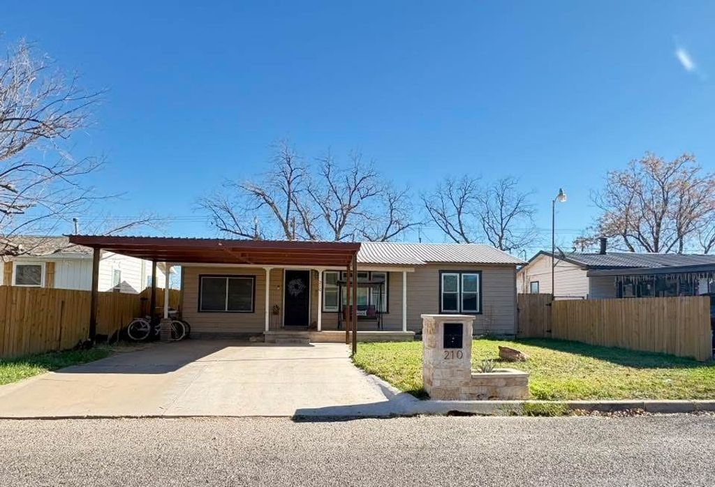 Image 2 of property listing at 210 St Johns St, San Angelo, TX 76905
