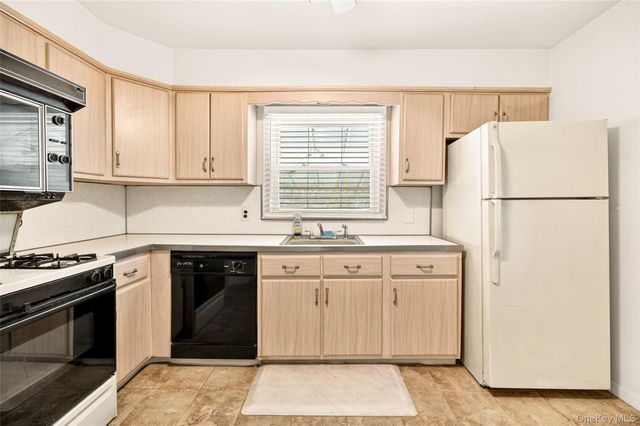 10 Sciortino Place, White Plains, NY 10607