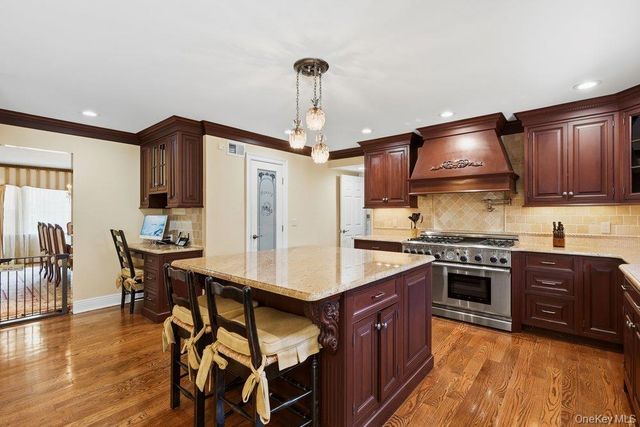 119 Plainview Road, Woodbury, NY 11797