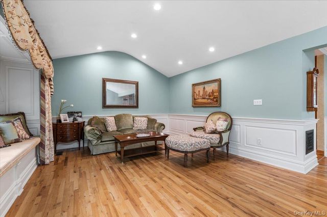 100 Cabot Road, Massapequa, NY 11758