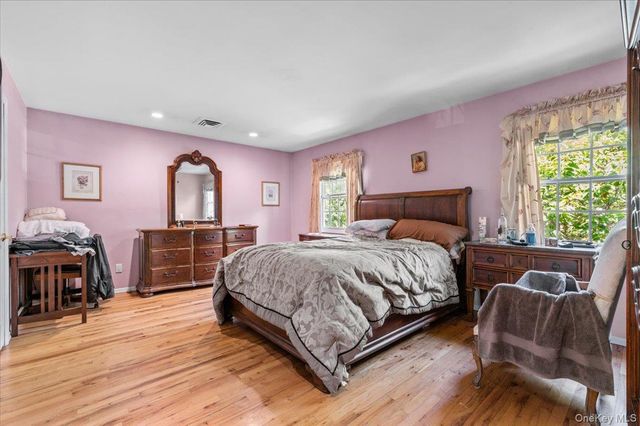 100 Cabot Road, Massapequa, NY 11758