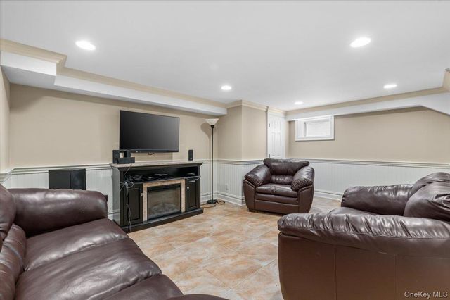100 Cabot Road, Massapequa, NY 11758