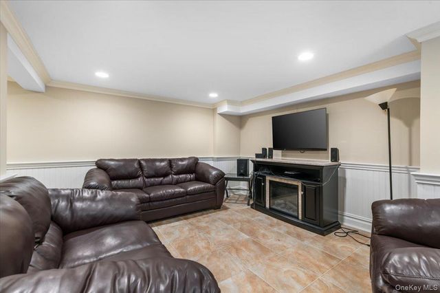 100 Cabot Road, Massapequa, NY 11758