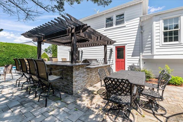 100 Cabot Road, Massapequa, NY 11758
