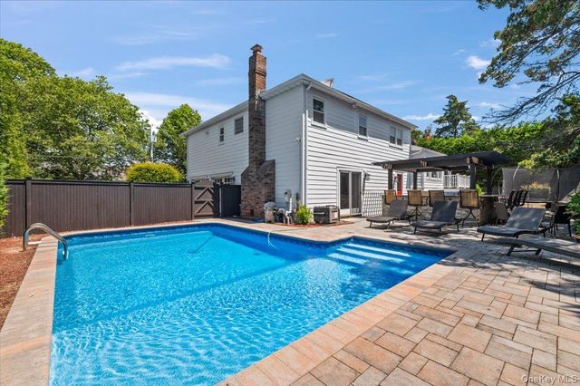 100 Cabot Road, Massapequa, NY 11758