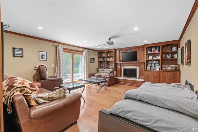 100 Cabot Road, Massapequa, NY 11758