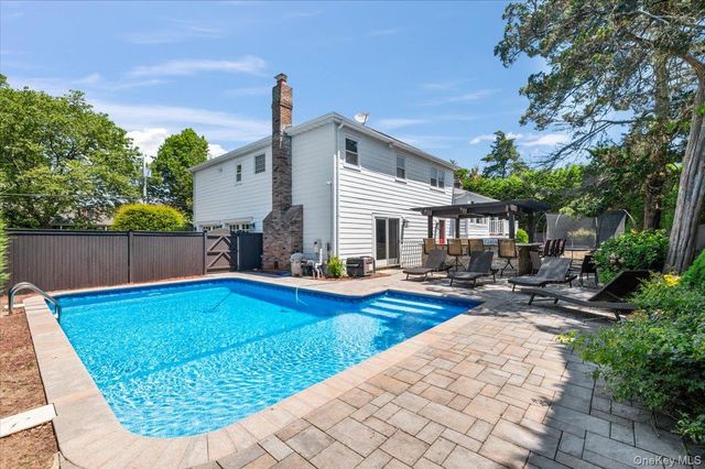 100 Cabot Road, Massapequa, NY 11758