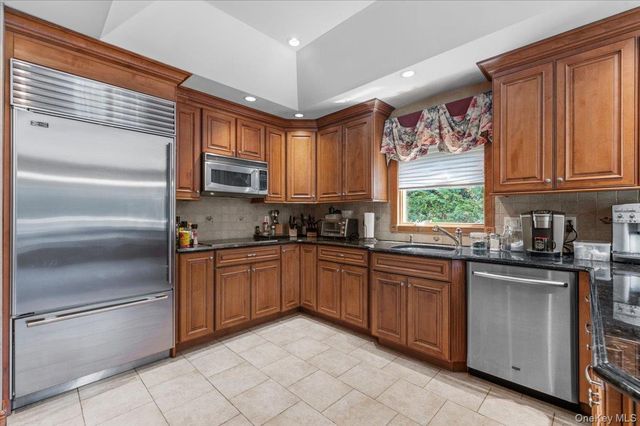 100 Cabot Road, Massapequa, NY 11758