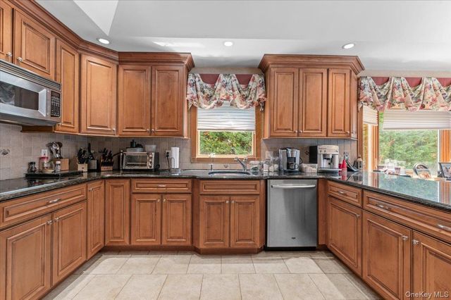 100 Cabot Road, Massapequa, NY 11758