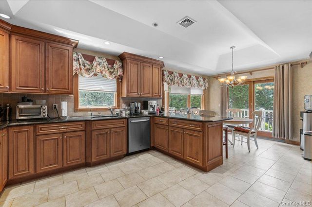 100 Cabot Road, Massapequa, NY 11758