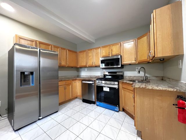 7433 N HOYNE Avenue 2, Chicago, IL 60645