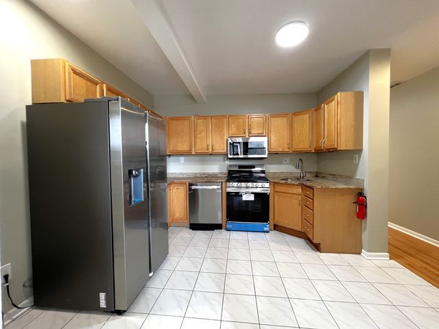 7433 N HOYNE Avenue 2, Chicago, IL 60645