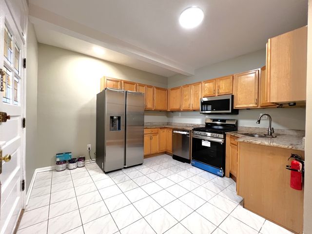 7433 N HOYNE Avenue 2, Chicago, IL 60645