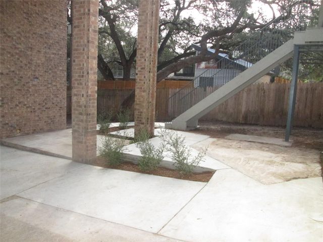 513 South Park DR 304, Austin, TX 78704