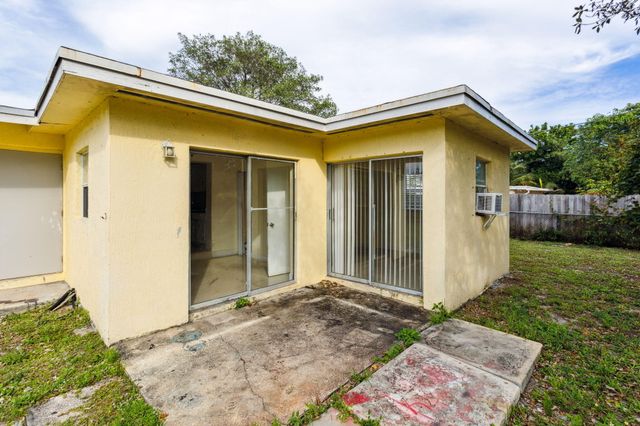 520 NE 45th Street, Deerfield Beach, FL 33064