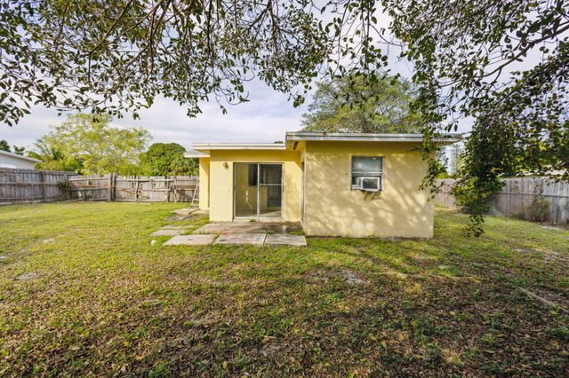 520 NE 45th Street, Deerfield Beach, FL 33064