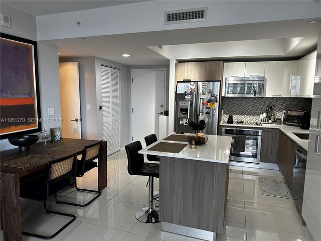 5252 NW 85th Ave 703, Doral, FL 33166