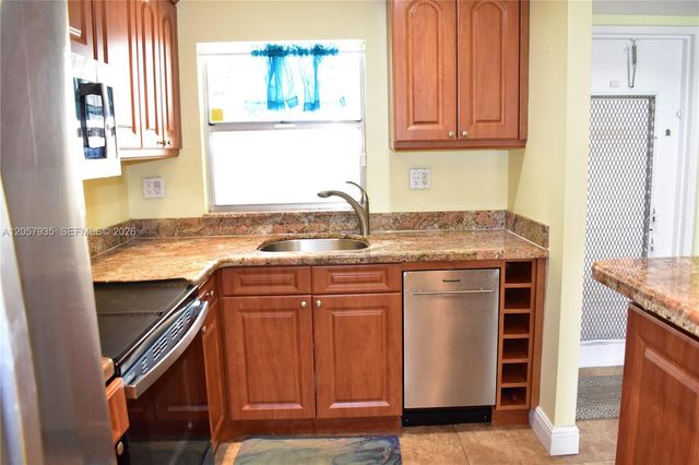 8901 Sunrise Lakes Blvd 211, Sunrise, FL 33322