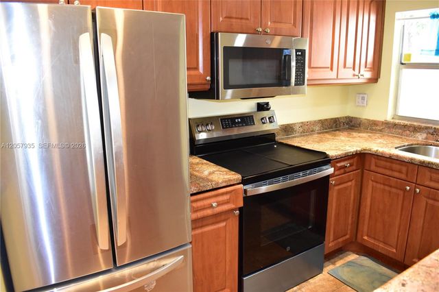 8901 Sunrise Lakes Blvd 211, Sunrise, FL 33322