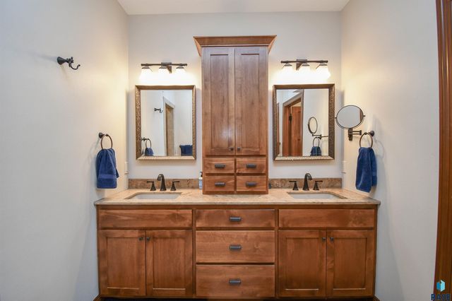 8117 S Grass Creek Dr Drive, Sioux Falls, SD 57108