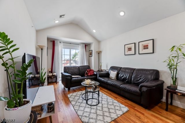 14 Spencer St, Elizabeth City, NJ 07202