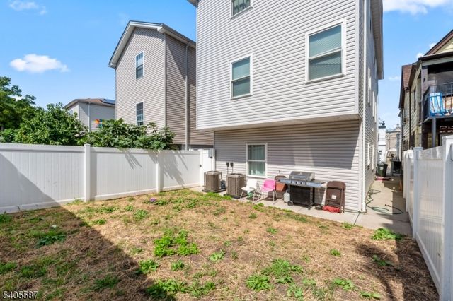 14 Spencer St, Elizabeth City, NJ 07202