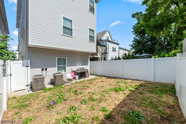 14 Spencer St, Elizabeth City, NJ 07202