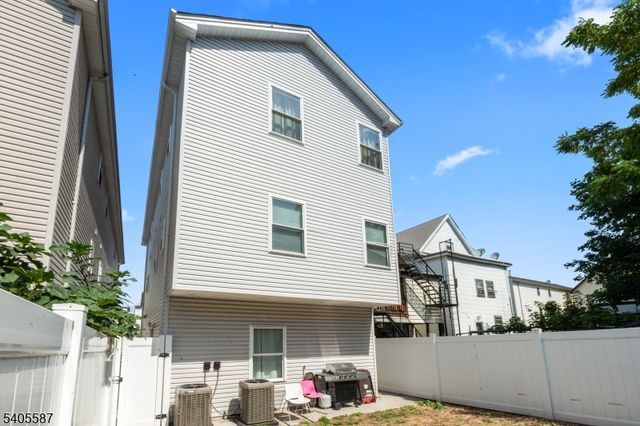 14 Spencer St, Elizabeth City, NJ 07202