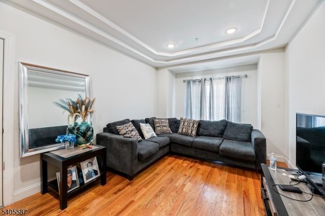 14 Spencer St, Elizabeth City, NJ 07202