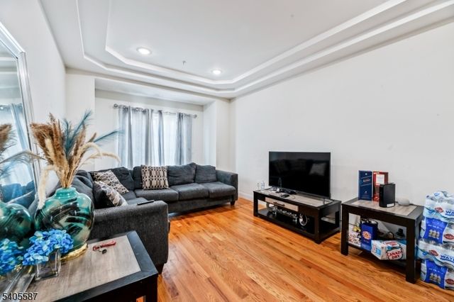 14 Spencer St, Elizabeth City, NJ 07202