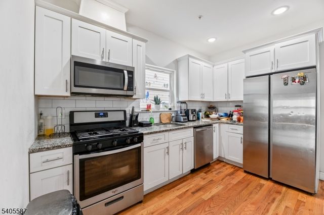 14 Spencer St, Elizabeth City, NJ 07202