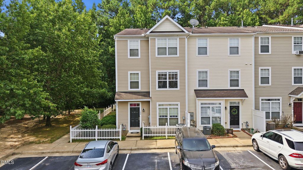 8621 Neuse Club Lane, Raleigh, NC 27616