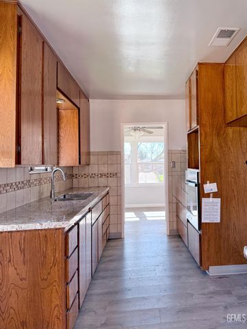 1422 Bernard Street, Bakersfield, CA 93305