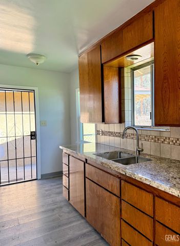 1422 Bernard Street, Bakersfield, CA 93305