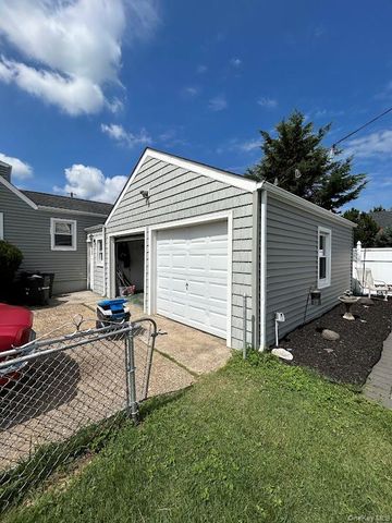 76 Idaho Street, Lindenhurst, NY 11757