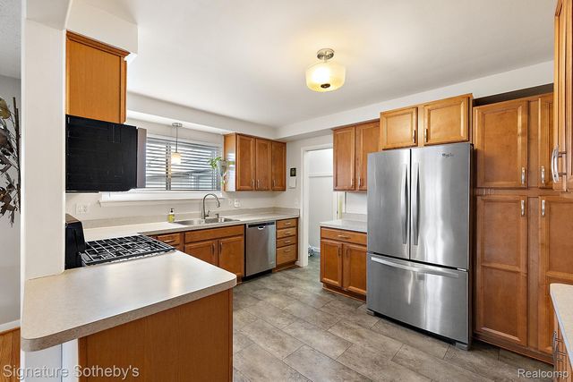 28830 Lorikay Street, Farmington Hills, MI 48334