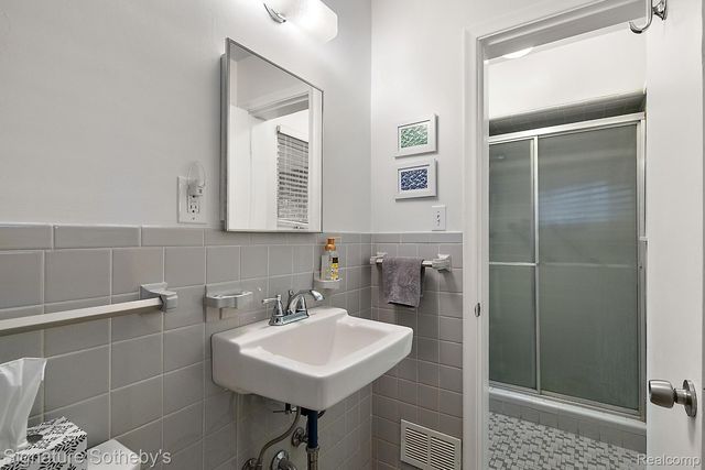 28830 Lorikay Street, Farmington Hills, MI 48334