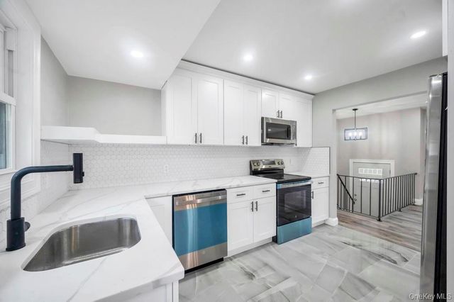 3004 New London Avenue, Medford, NY 11763