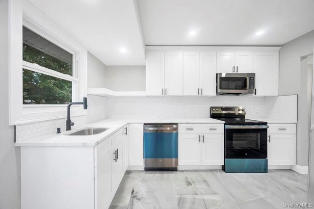 3004 New London Avenue, Medford, NY 11763