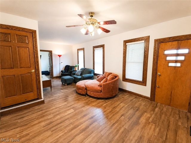 8942 Edison Street NE, Louisville, OH 44641