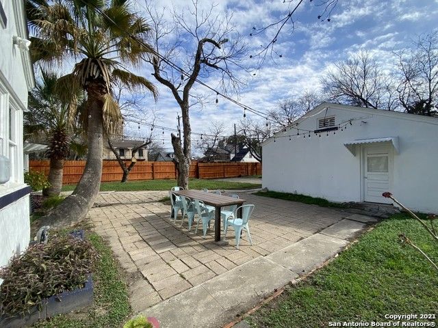 2102 W MISTLETOE AVE, San Antonio, TX 78201