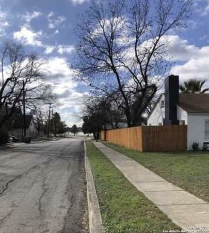2102 W MISTLETOE AVE, San Antonio, TX 78201