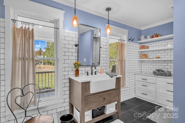 1260 Beaver Island Trail Road, Walnut Cove, NC 27052