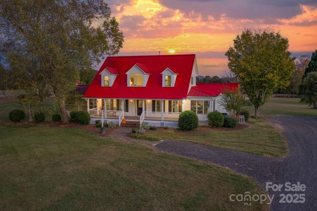 1260 Beaver Island Trail Road, Walnut Cove, NC 27052