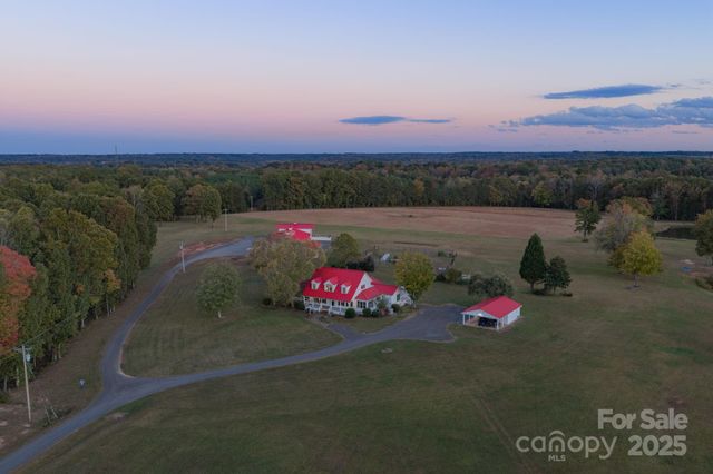 1260 Beaver Island Trail Road, Walnut Cove, NC 27052